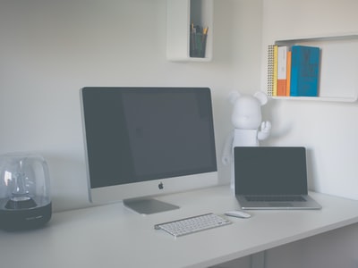 MacBook Pro旁边的银色iMac